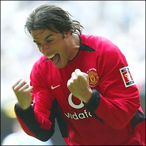Van Nistelrooy adds a third goal on 81 minutes to put the seal on a professional performance from Manchester United 