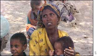 Ethiopians wait for food aid