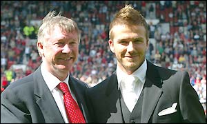 Sir Alex Ferguson congratulates David Beckham on signing a new contract with Man Utd