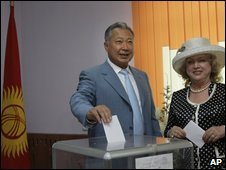 President Bakiyev votes with his wife in Bishkek