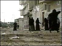 Women in Beit Hanoun running to the mosque