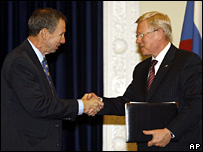 NASA chief administrator Michael Griffin (l) and Russia's Space Agency Chief, Anatoly Perminov shake hands