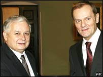 Polish President Lech Kaczynski (L) greets PM Donald Tusk in Warsaw on 14 November