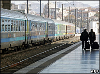 Passengers at a near empty French train station (14 November 2007)