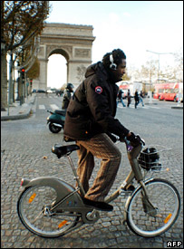 A man using a Velib bicycle on the Champs Elysees in Paris (14 November 2007)