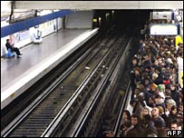 People gather on the metro platform at the Chatelet station, 14 November 2007 in Paris