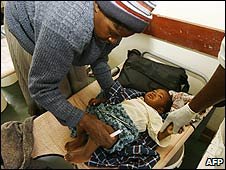 A Zimbabwean child suffering from cholera is treated at a hospital in Harare (29/01/2009)