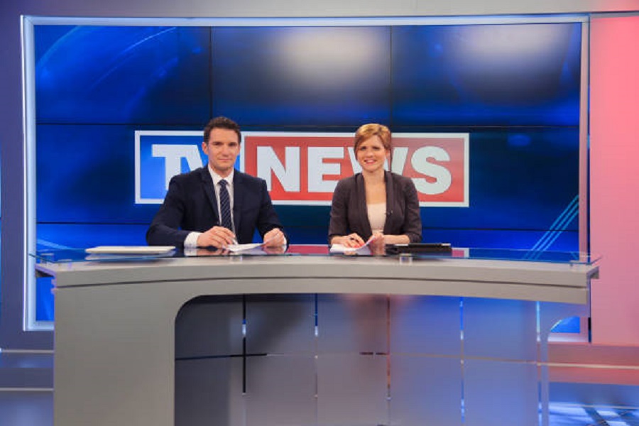 Menjadi News Anchor: Tampil Mengesankan di Layar TV