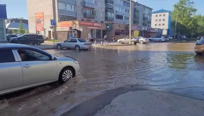 В Барнауле из-за коммунальной аварии затопило улицу