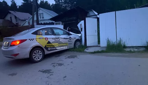 В Барнауле водитель такси снес забор частного дома