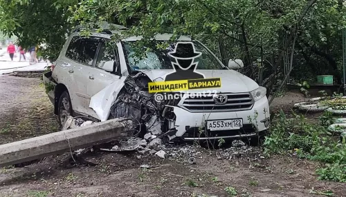 Барнаульская автомобилистка на иномарке снесла фонарный столб