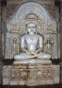 Une statue d'Ajitnath, premier Tîrthankara, « faiseur de gué »