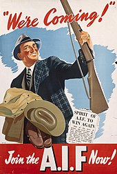 Um desenho de um homem vestindo um terno e chapéu de negócios da década de 1940, segurando um uniforme militar no braço direito e segurando um rifle com a mão esquerda. Há um fundo azul atrás do homem e um corte de um jornal à direita dele.