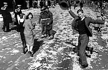 ה"איש הרוקד" ברחוב אליזבט, סינדי ב-18 באוגוסט 1945