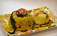 Chow perlu chow, sarapan umum ing Karnataka, kasusun saka siji porsi saka bat khara pedhes lan liyane saka adus Kesari manis.