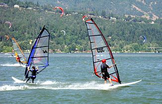 Windsurfers and kiteboarders at w:Hood River, Oregon