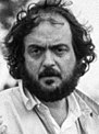 Stanley Kubrick (1928-1999) influente cineasta, reconhecido pela sua meticulosidade e persistência técnica, presente em seus clássicos como 2001: A Space Odyssey, A Clockwork Orange e The Shining.