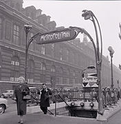 Édicule Guimard en 1967, où l'ancien nom Palais-Royal est présent.