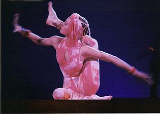 Contorsionist performând cu Cirque du Soleil