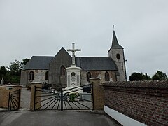 L'église et le monument aux morts.