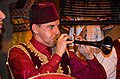 Алжирский музыкант играет на зурне