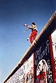 'n Berlyner balanseer op die muur, 16 November 1989.