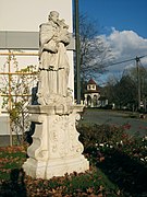 Statue des hl. Johannes Nepomuk bei Schloss Retzhof mit dem Wappen als Sockelrelief