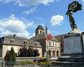 The war memorial, town hall, museum and church in Sauveterre-la-Lémance