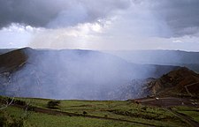 A Masaya-vulkán krátere. Jobbra előtte az autóparkoló