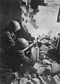 6. Début avril 1945, deux hommes du Volkssturm équipés de casques tchèques durant les combats en Silésie.