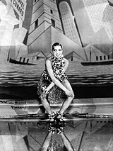 Josephine Baker na Folies Bergère (Paris, 1935) dançando o Charleston, dança que foi um dos símbolos dos "Anos Loucos".