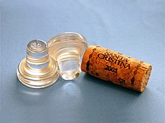 用于酒瓶的玻璃塞和软木塞。