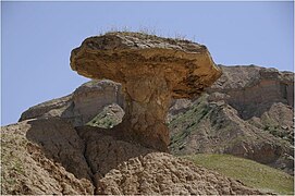 یکی از صخره‌های قارچی شکل، حوالی دژ سلیمان در جنوب گچساران