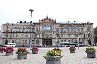 The center sculptures of the facade were sculpted by Carl Eneas Sjöstrand in the 1880s.[7]