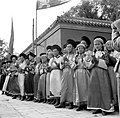 1950年10月，在北京参加国庆节活动的内蒙古文工团。女团员穿蒙古袍、缠头巾。