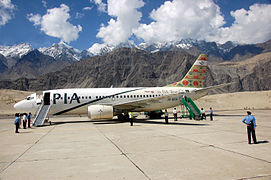 بوئنگ 737 پاکستان انٹرنیشنل ایئر لائنز (PIA) کی ملکیت اور آپریٹ ہے۔ پی آئی اے 27 ممالک میں 70 ملکی اور 34 بین الاقوامی مقامات کے لیے شیڈول سروسز چلاتی ہے۔