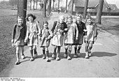 Tyske jenter i tresko på vei til skolen 1948
