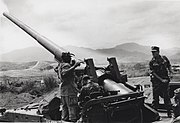 ベトナム戦争で砲撃を行うアメリカ海兵隊のM107。1969年。