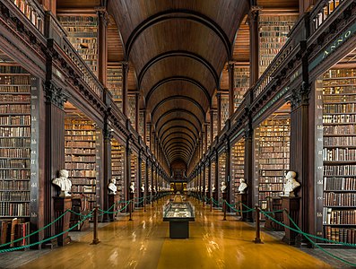 "La longa ĉambro" en la malnova Biblioteko de Trinity College