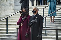 バイデン大統領、ハリス副大統領とともにアーリントン墓地・無名戦士の墓を参拝したバラク・オバマ元大統領、ミシェル・オバマ元大統領夫人