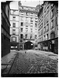 Rue du cloître Saint-Honoré vers la rue des Bons-Enfants.