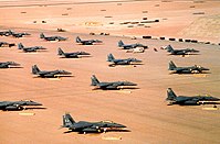 پارک چندین اف-۱۵ئی در عملیات سپر صحرا در جنگ خلیج فارس