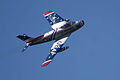 フロリダ州タイタスビル空港で開催された2010 TiCo Warbird AirShowで演技を行う、スカイブレイザーズの塗装を施されたF-86F。