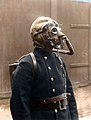Un'antica maschera antigas indossata da un vigile del fuoco della London Fire Brigade (1908 - immagine ricolorata).