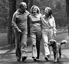 Gerald Ford passejant amb la seva família i la Liberty per Camp David.