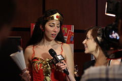 Nhà báo phỏng vấn một nhân vật cosplay năm 2012.