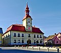 Radnice v horní části Poděbradova náměstí, původní stavba z roku 1598 přebudována v roce 1850 do současné podoby, přibližně 32 metrů činí výška radnice s věží