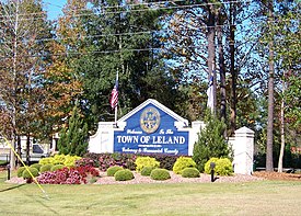 Town of Leland welcome sign