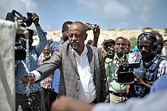 Quan chức nếm nước giếng mới trước mặt các nhà báo tại Mogadishu, Somalia vào năm 2014.