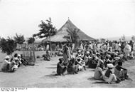 Συγκέντρωση κατοίκων στη Ταμπόρα της Γερμανικής Ανατολικής Αφρικής.